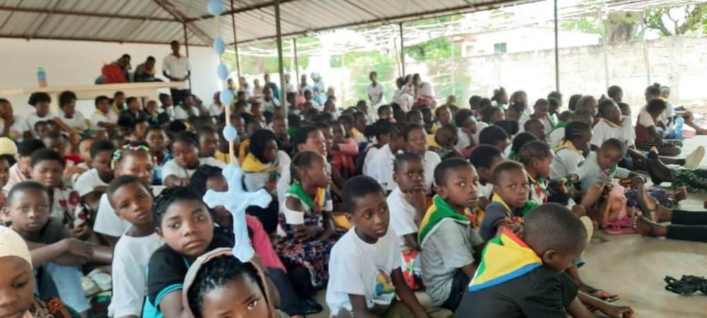 Niños rezando el rosario en la diócesis de Pemba