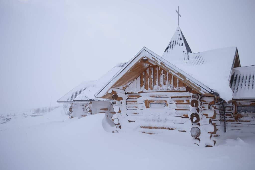 Casa cubierta de nieve en Islandia