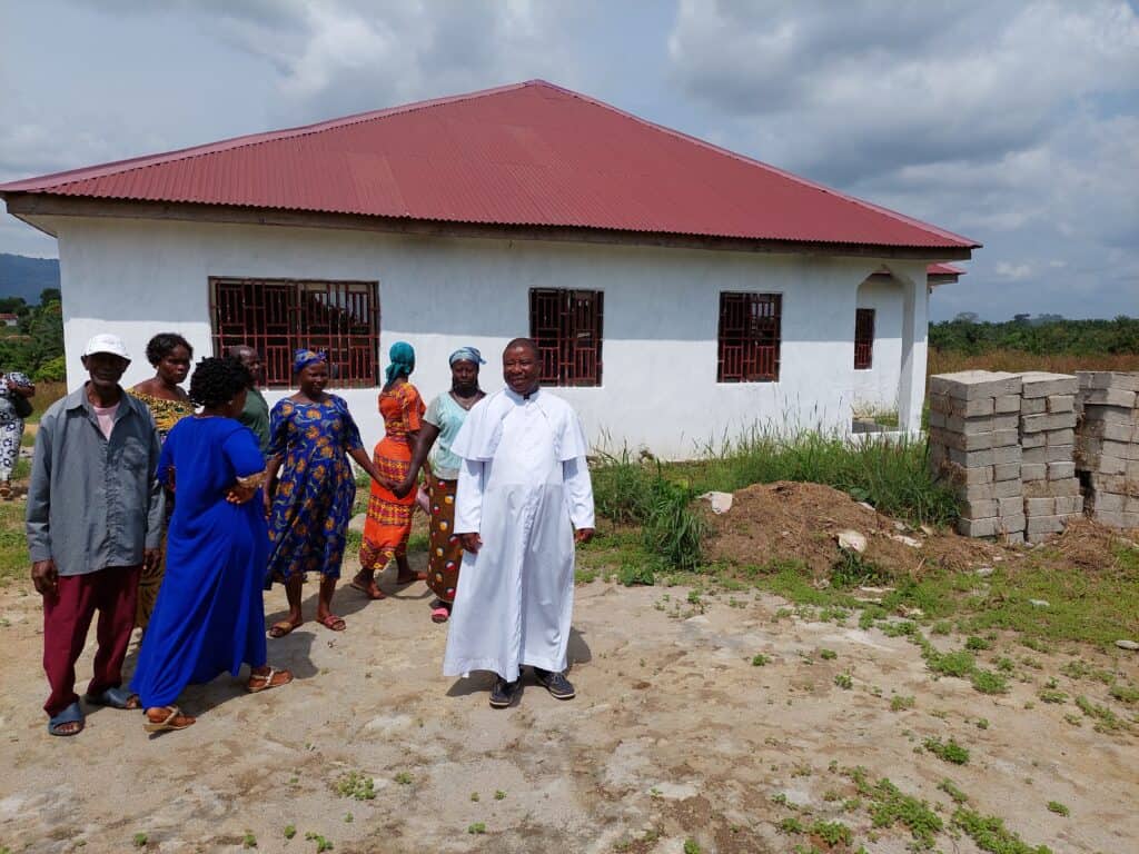 Padre Agustine y su comunidad en Sierra Leona