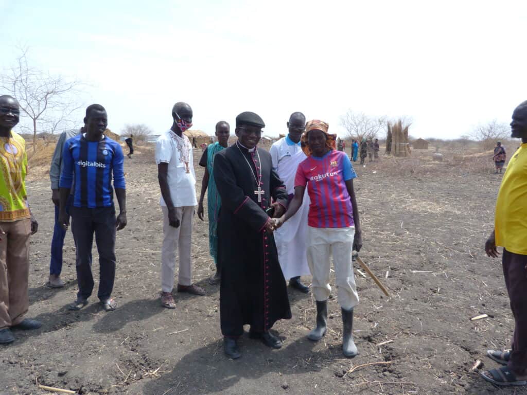 El obispo Stephen Nyodho se dirige a los refugiados en Sudán del Sur