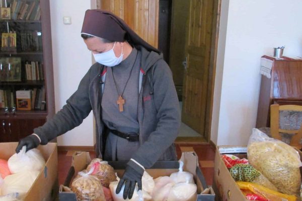 Ukraine April 2020
Sisters "Myronosytsi" Myrrhbearers in Ivano-Frankivsk helping the people in need during COVID-19 pandemic.
Photo: Sr. Andrea Masliy  preparing food packages for to give it to the needy people.

ACN supports the sisters regularly amongst other things with the project
UKRAINE / IVANO-FRANKIVSK-UCR 20/00796  ID 2000046
Device for baking the Eucharistic Prosphora (hosts) for the Greek-Catholic Church of Sisters "Myronosytsi" Myrrhbearers in Ivano-Frankivsk

PLEASE NOTE: This picture is not related to an specific CORONAVIRUS (COVID-19) project, but illustrates the work during the pandemic crisis of the sisters supportet by ACN.
