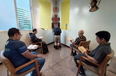 Brothers praying in front of the Blessed Sacrament.
COSTA RICA / SAN JOSE 23/00094
Repair of the convent our Lady of Guadalupe in Belén, Heredia, (Conventual Friars OFMConv) Central American Postulancy (chapel and dining room)