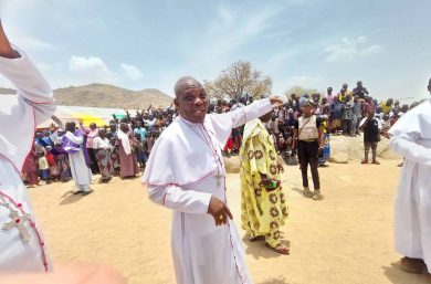 ACN Trip to Nigeria, April 2024.
During the welcoming ceremony in Pulka, Bishop Oliver Dashe Doeme pointing to the crowd.