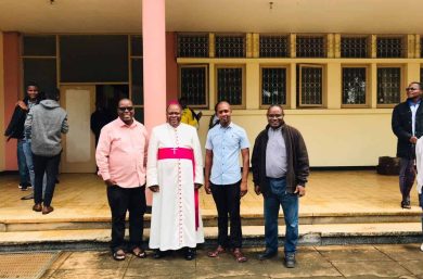 Bishop Osório Citora Afonso with seminarians in Mozambique in 2024. Copyright: Aid to the Church in Need.