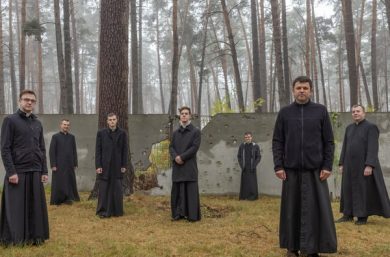 Seminarians with Father Ruslan Mykhalkiv (on the right), Rector of the Roman Catholic Major Theological Seminary of the Sacred Heart of Jesus in Vorzel, Kyiv Oblast.
The photo is showing the protagonists of a CRTN spot related to the Lent Campaign 2024 (available in IPIC).