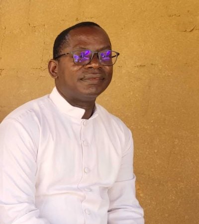 Father Bruno Catechist Moise Sibiri Sawadogo with Fr. Bruno Naboosurindi Ouedraogo at the Communaute Chretienne de Base a Jean Song, Ouagadougou.
The current photo is related to the CRTN spot on trauma healing: ACN-20241010-172930.mov